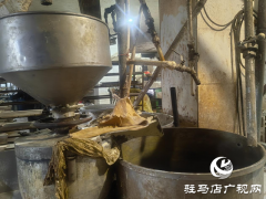 <strong>点查抄食物出产运营单元的证照持无情况</strong> 